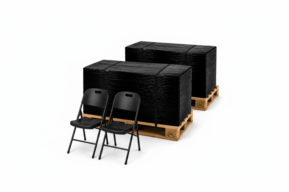 Ruim uitgesneden banner met twee pallets en zwarte klapstoelen
