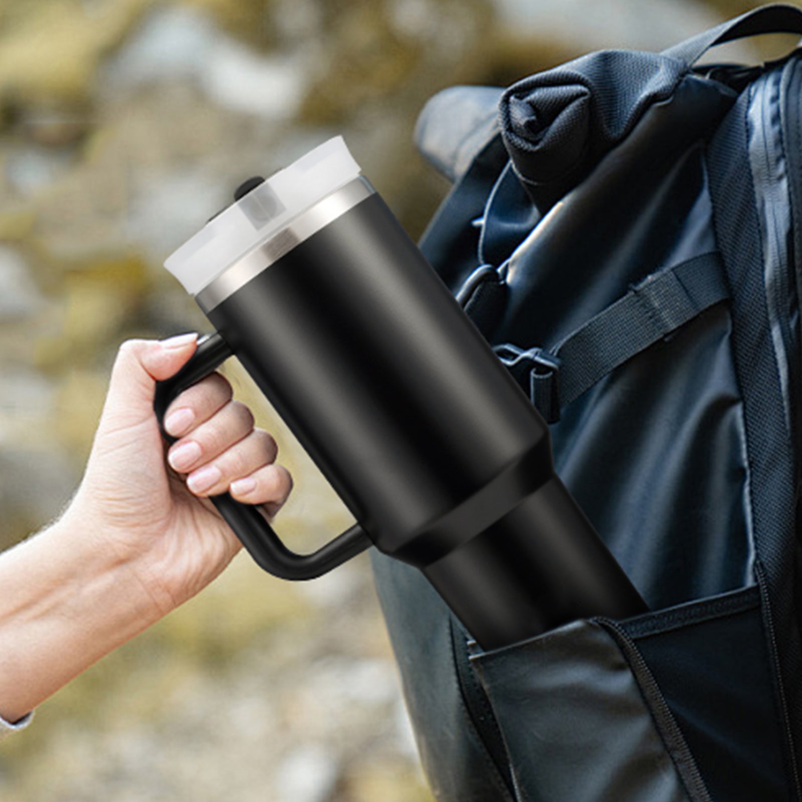 Brisby 1.2L RVS Thermosbeker met Handvat – Grote Tumbler met Flip Straw – Drinkfles voor Koffie, Thee of Water – Thermosfles Auto & Outdoor – Zwart