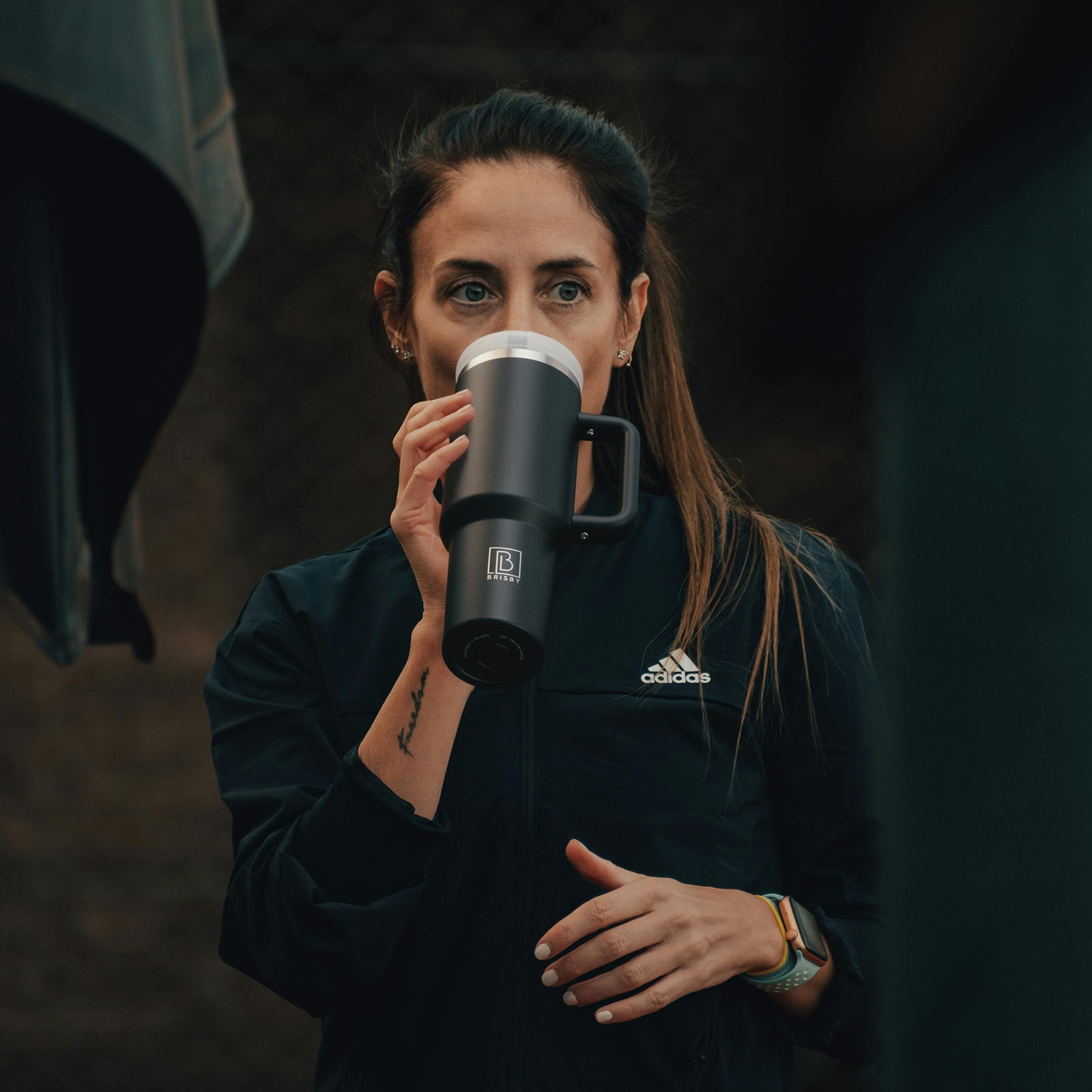 Brisby 1.2L RVS Thermosbeker met Handvat – Grote Tumbler met Flip Straw – Drinkfles voor Koffie, Thee of Water – Thermosfles Auto & Outdoor – Zwart