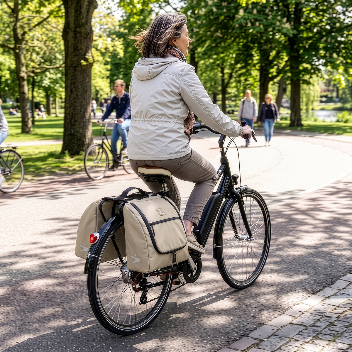 Brisby Dubbele Fietstas 28 Liter – Koeltas en Lunchtas – 4-laags Geïsoleerd – Voor Gewone en Elektrische Fiets – Waterafstotend met Waterdichte Ritsen – Natural Champagne
