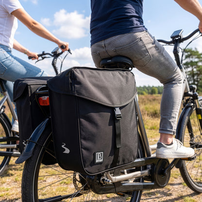 Brisby Dubbele Fietstas 34 Liter – Voor Gewone en Elektrische Fiets – Waterafstotend Polyester – Met Trekkoord, Gespsluiting en Reflectie – Zwart