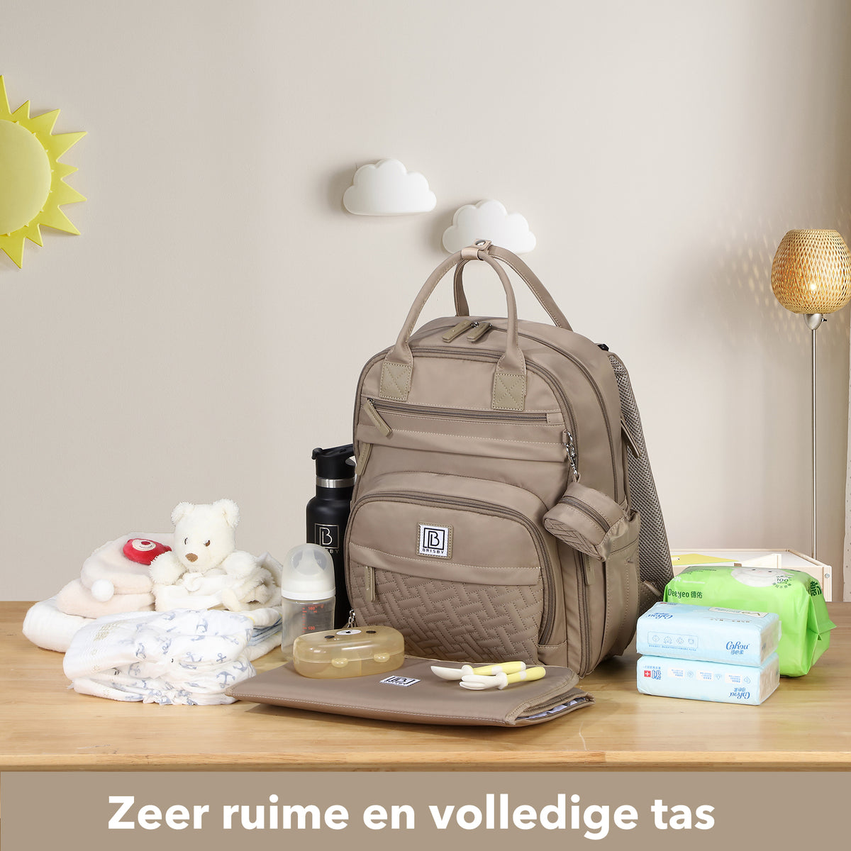 Brisby Premium Luiertas – Uitgebreide en Functionele Verzorgingstas – met buggymontage – Anti Diefstal Vakken - Reistrolley Sleeve - Inclusief verschoonmatje t.w.v.15,99 euro en speenhouder - Levenslange Garantie - Natural Greige