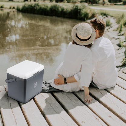 Brisby Koelbox - Frigobox - 13L - Grijs - Tot maximaal 40 uur isolatie - Incl. 2 dikke koelelementen van 450ml - Temperatuur veilige sluiting - Nieuw ontwerp met koelelement vergrendeld in deksel