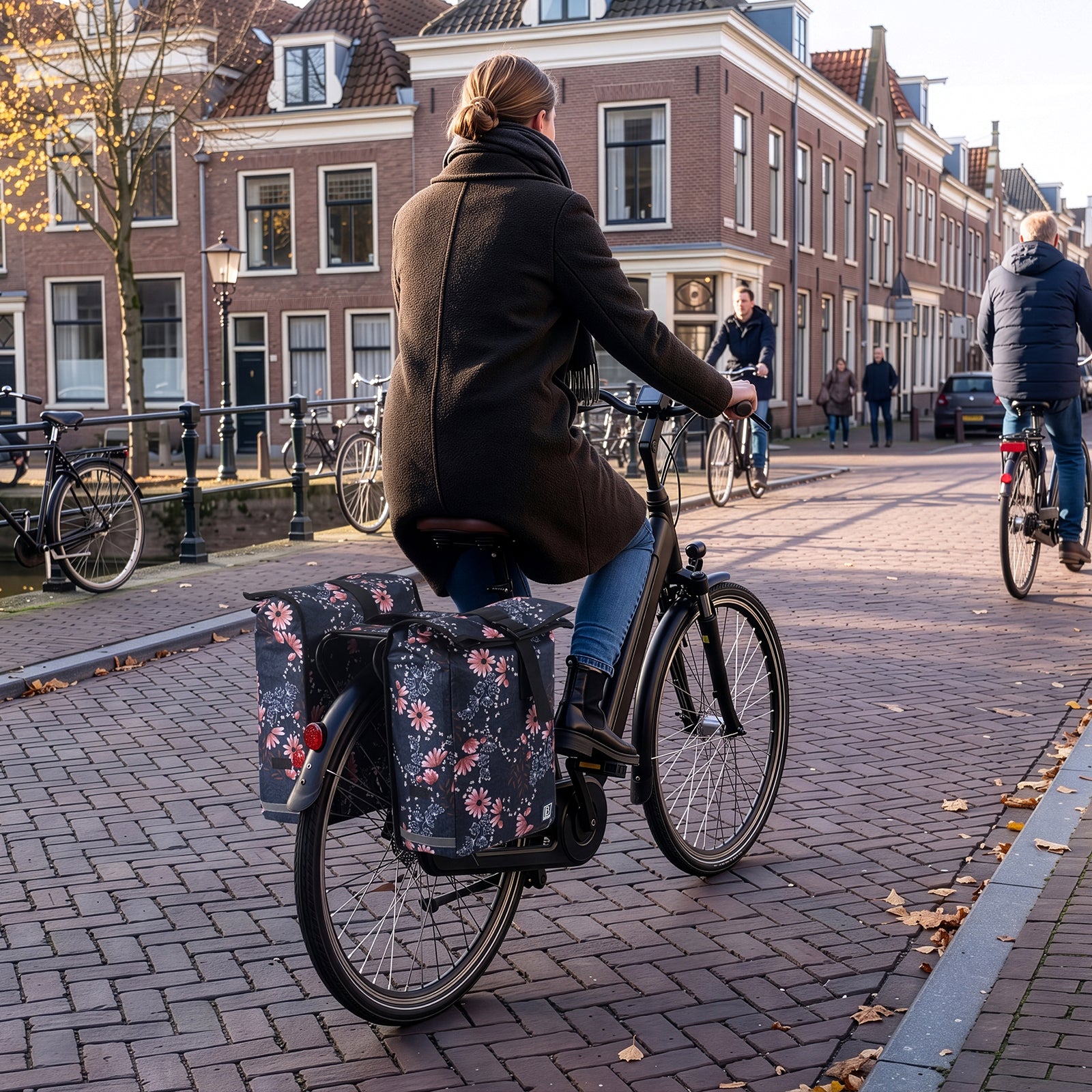 Brisby Dubbele Fietstas Rolltop Zwart 39-48L Waterdicht Geschikt voor Elektrische Fietsen & E-Bike - Japanese Flower