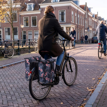 Brisby Dubbele Fietstas Rolltop Zwart 39-48L Waterdicht Geschikt voor Elektrische Fietsen & E-Bike - Japanese Flower