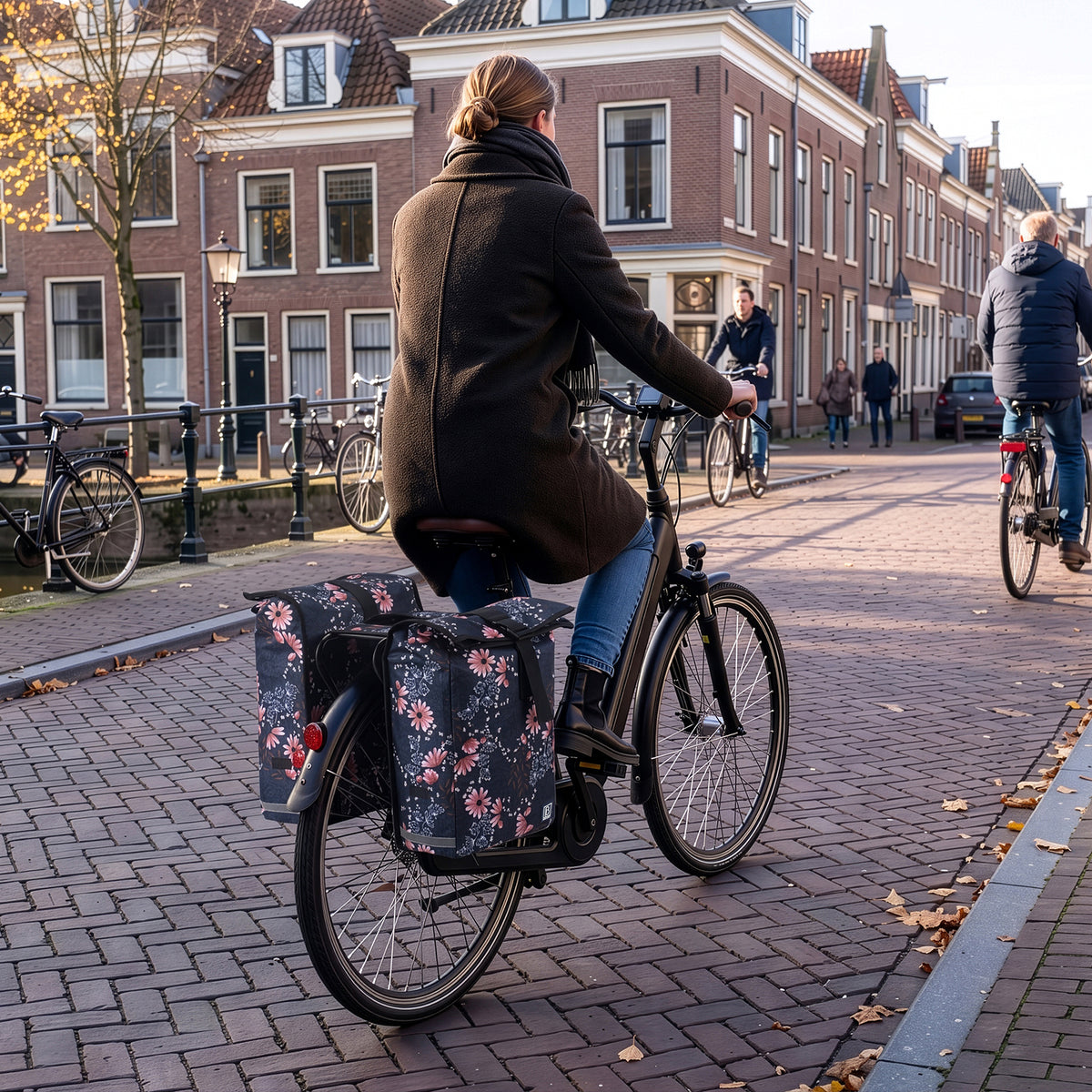 Brisby Dubbele Fietstas Rolltop Zwart 39-48L Waterdicht Geschikt voor Elektrische Fietsen & E-Bike - Japanese Flower